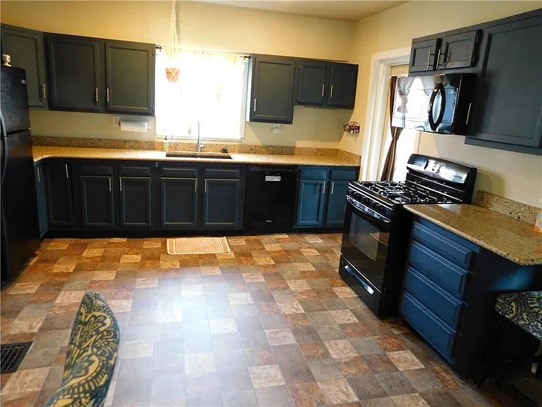 321 N Main St — Photo 3