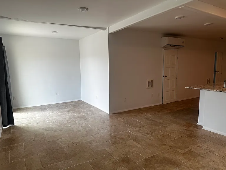 520 W Leann Ln — Photo 5