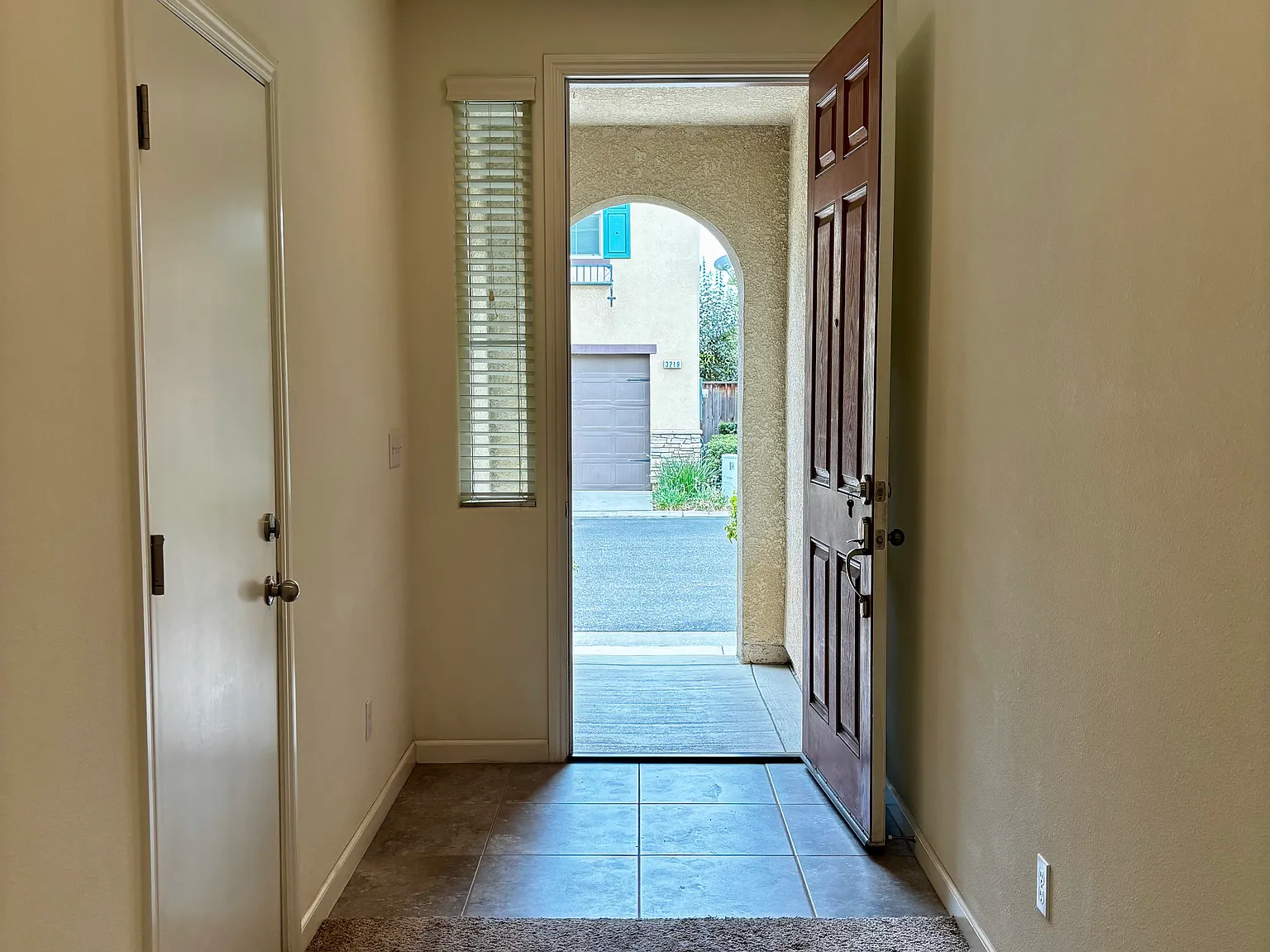3 bed, 2.5 bath, 1413 sqft, $2,400 — Photo 3