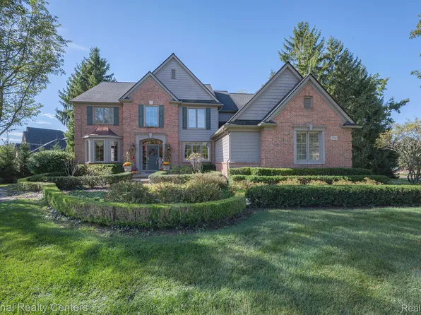 1536 Pondside Ct, Rochester, MI 48307