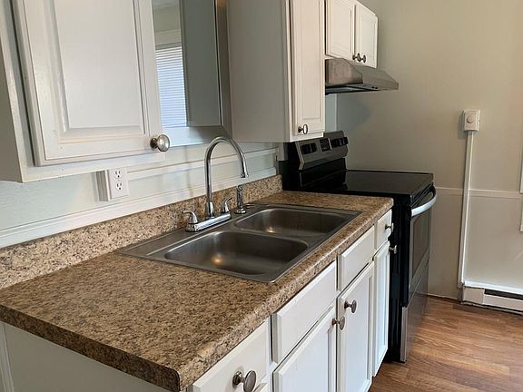 3rd image of 103 Fox St