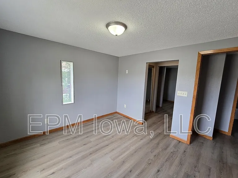 518 E 2nd St — Photo 25