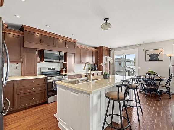 5th image of 19 N Covemeadow Cres NE