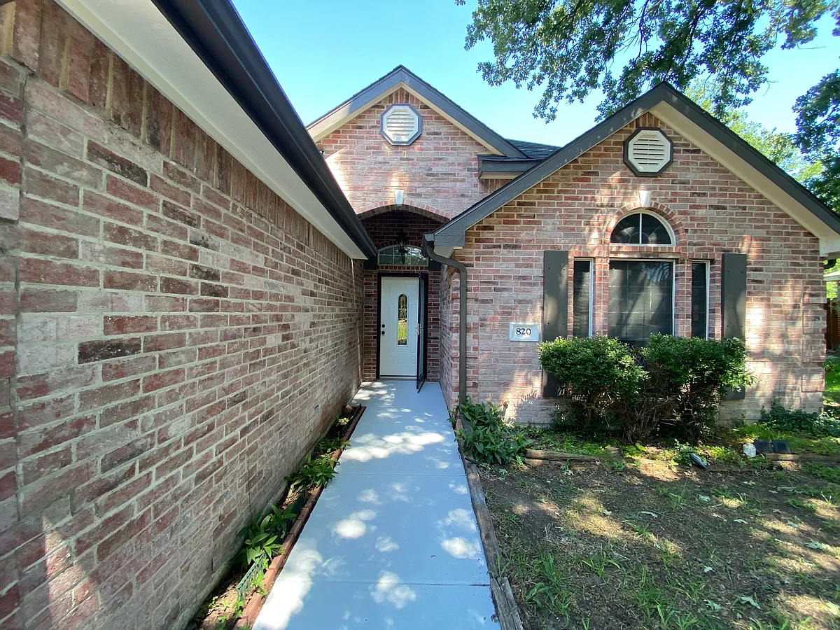 Building Photo - 820 Hillside Dr