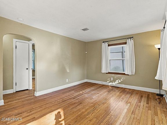 3rd image of 601 Paris Ct