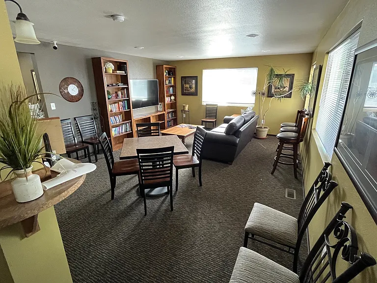 Turnberry Apartments — Photo 9