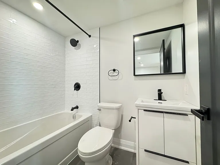 208 King St E — Photo 11