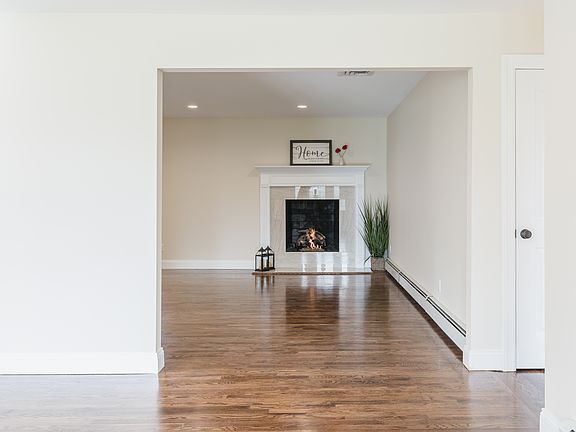 3rd image of 38 Carolee Ct
