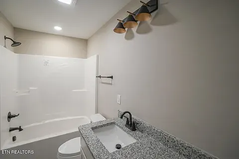3 bed, 1200 sqft, $2,000 — Photo 4