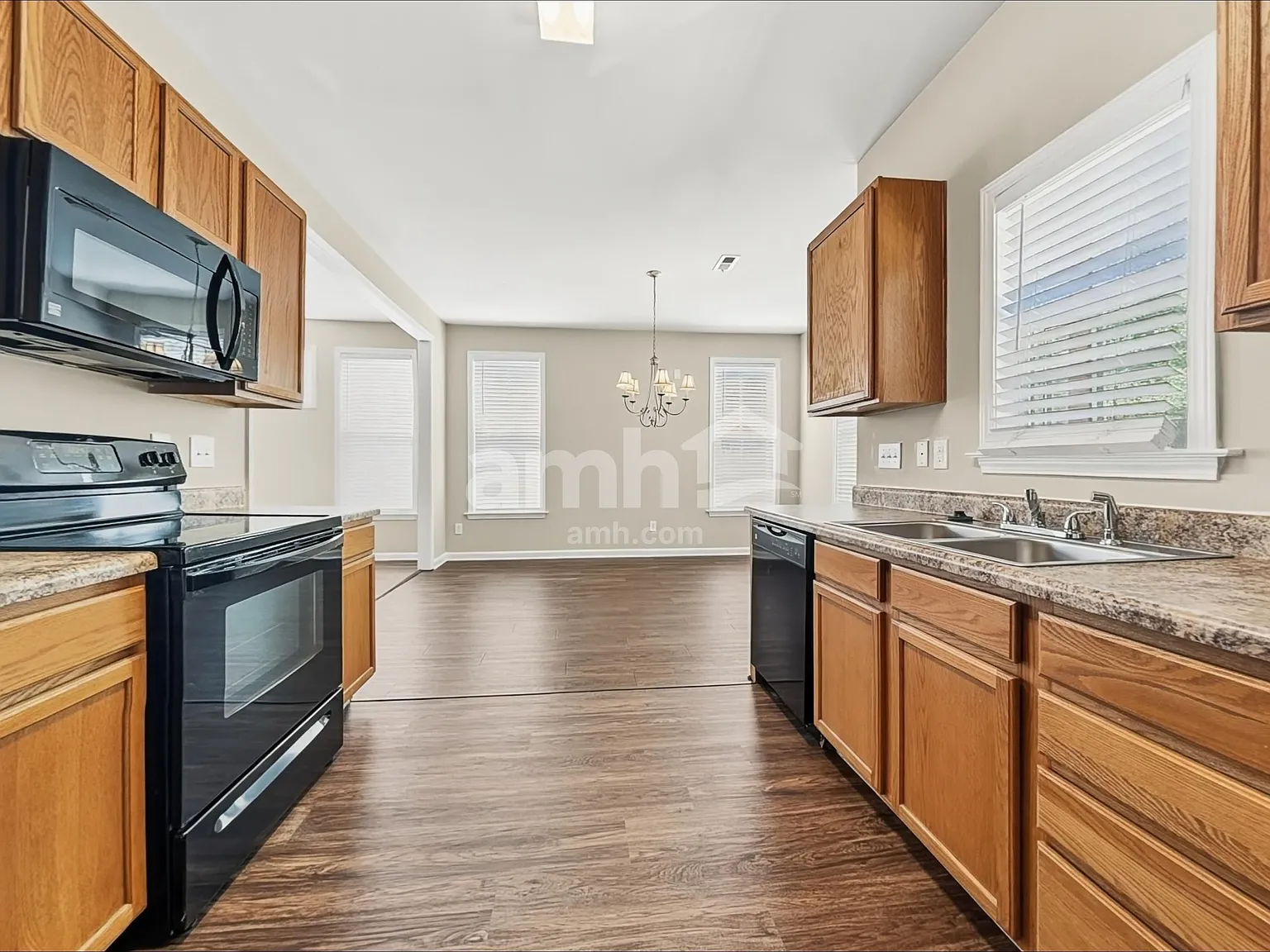 3 bed, 2.5 bath, 1636 sqft, $2,145 — Photo 3