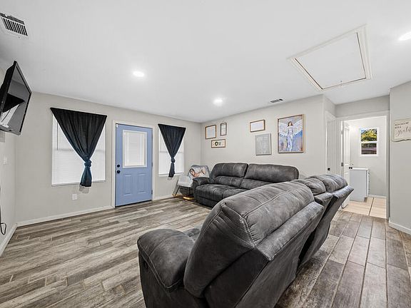 5th image of 301 Augusta St