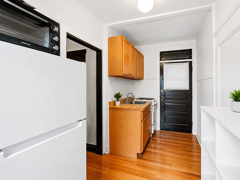 658 W Oakdale Ave #3B — Photo 8