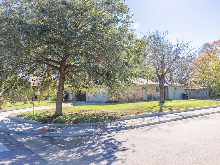 1600 Lawyer St — Photo 37