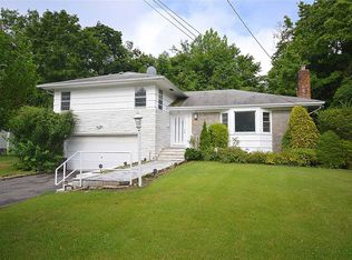3 Hemsley Ln #A, Great Neck, NY 11023