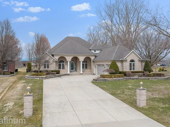 48877 Point Lakeview Dr, Chesterfield, MI 48047