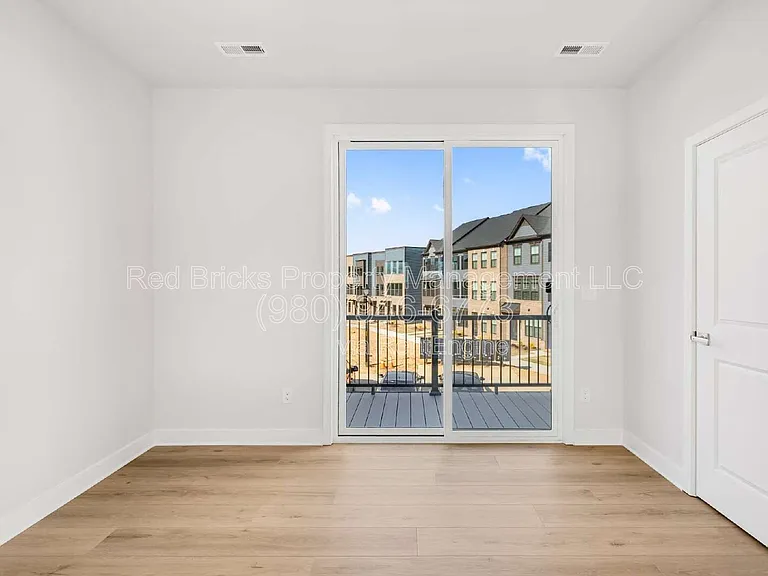 2833 Statesville Ave — Photo 12