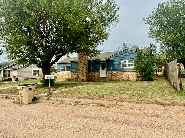 1921 Avenue O — Photo 1