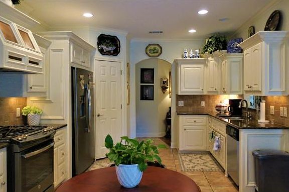 3rd image of 3225 Summer Hill Cir