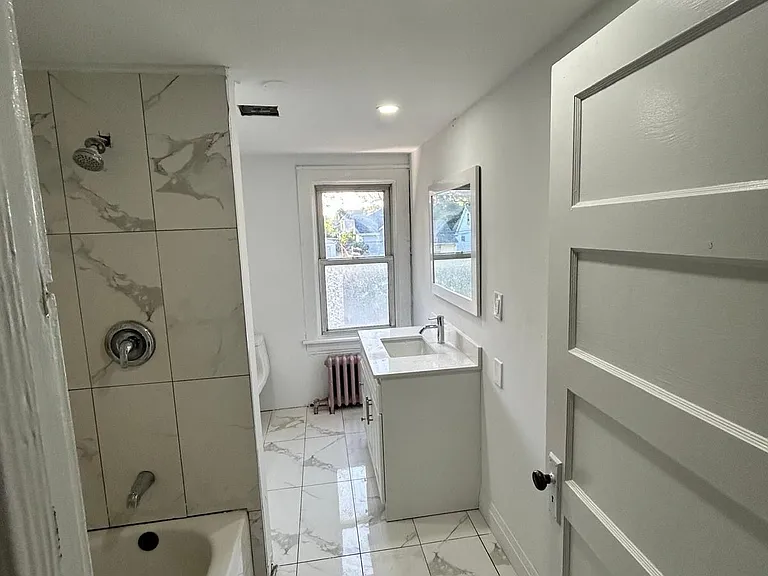 37 Clarence St — Photo 13