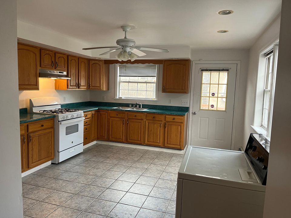 1st image of 130 Jefferson St #1