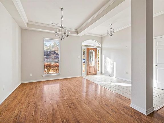 3rd image of 270 Thornwood Dr