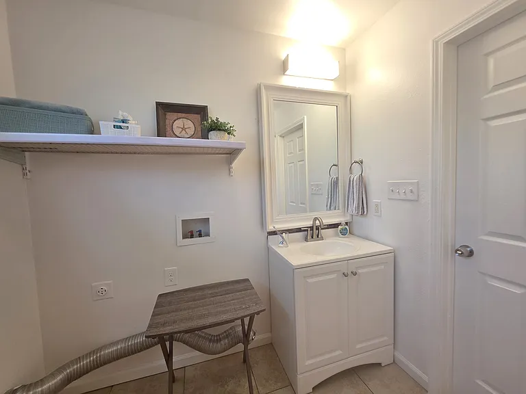 Washer/Dryer hookups