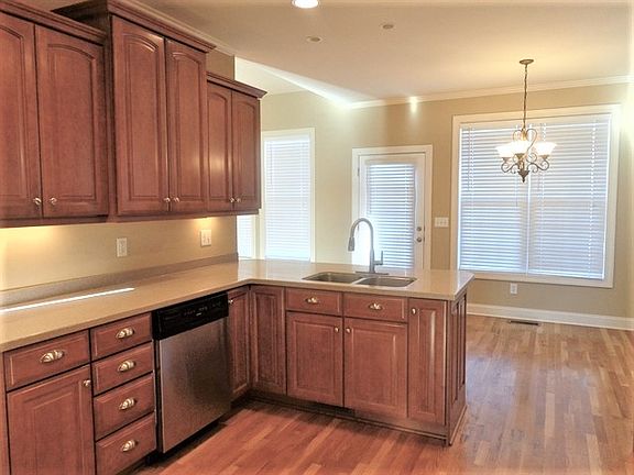 4th image of 2435 Adelaide Dr