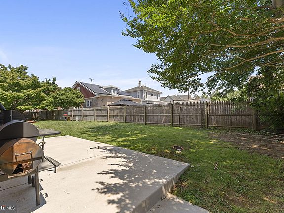 4th image of 7529 Horrocks St