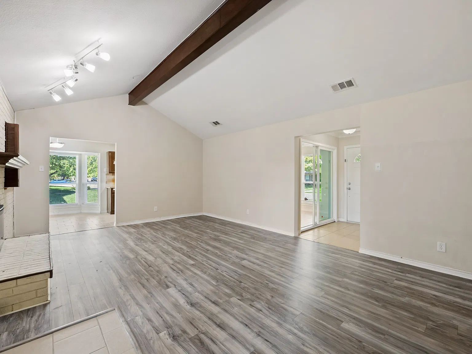 3 bed, 1960 sqft, $2,200 — Photo 3