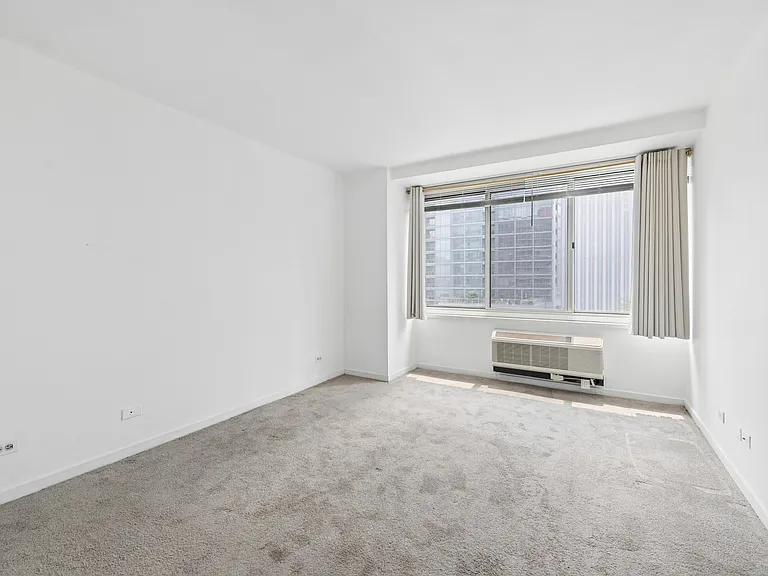 211 E Ohio St #1918 — Photo 10