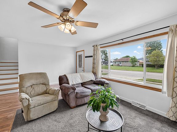 3rd image of 203 Fairview Ct