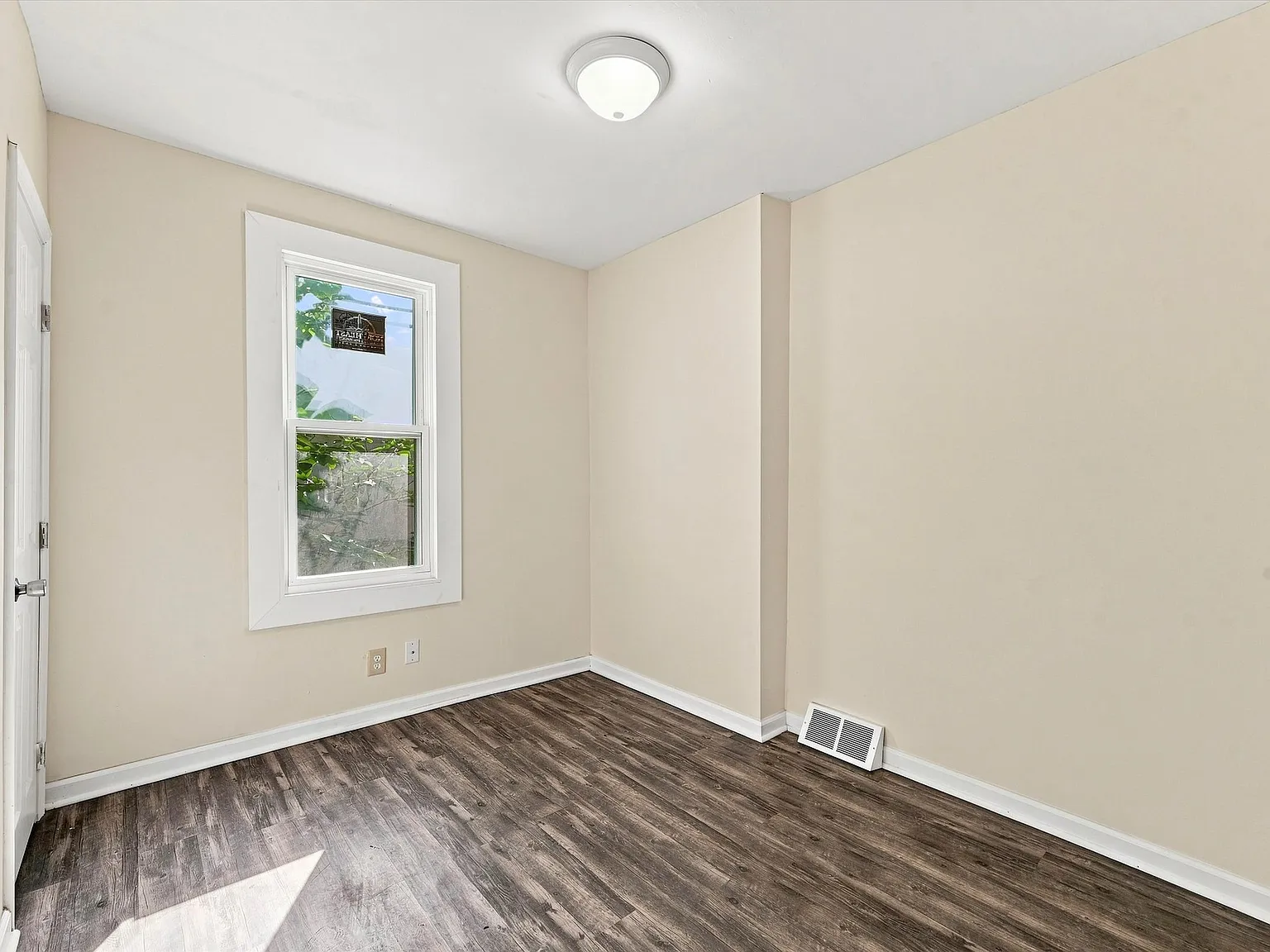 3 bed, 1.5 bath, 1276 sqft, $1,995 — Photo 2