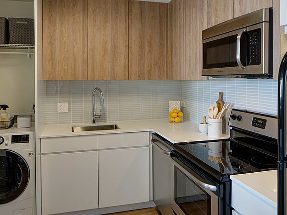 4th image of 2700 N Clark St #1301R