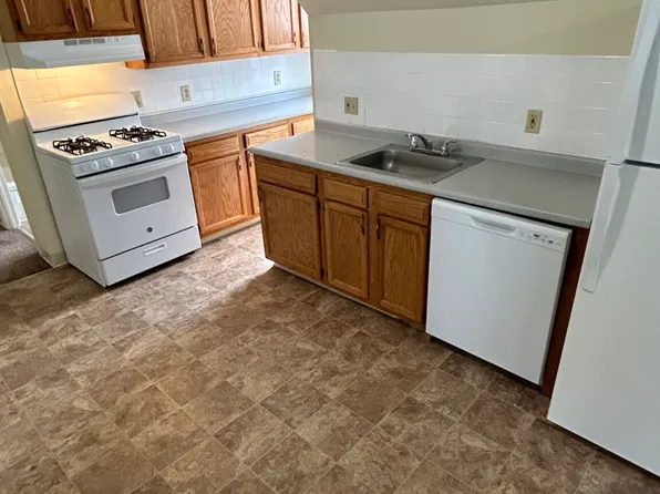 82 Robbins St #5, Waltham, MA 02453