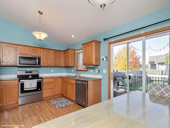 3rd image of 1310 Crestview Dr