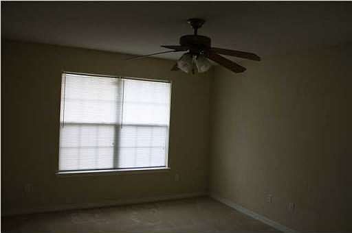 4th image of 896 Maple Woods Cir