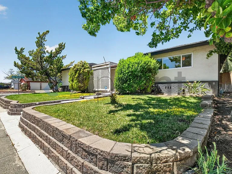 648 San Lorenzo St — Photo 2