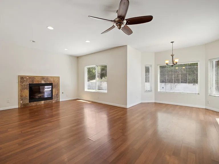 526 Houston Dr — Photo 4