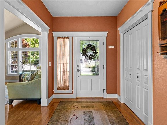 3rd image of 523 Meadowbrook Dr