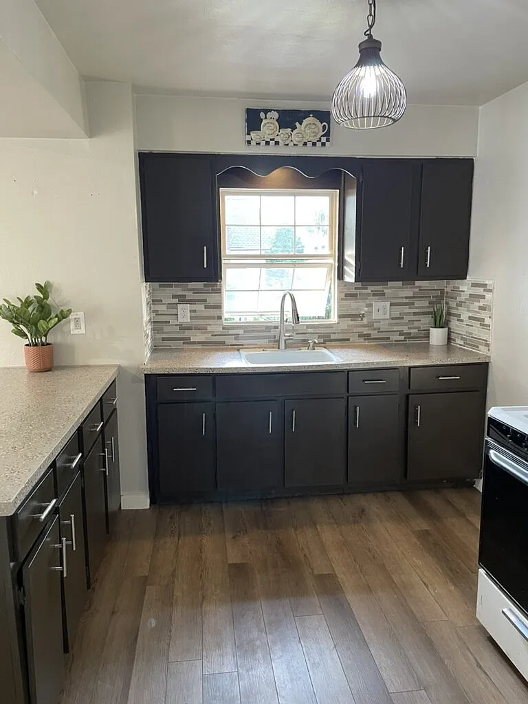 4 bed, 1.0 bath, $1,550 — Photo 1