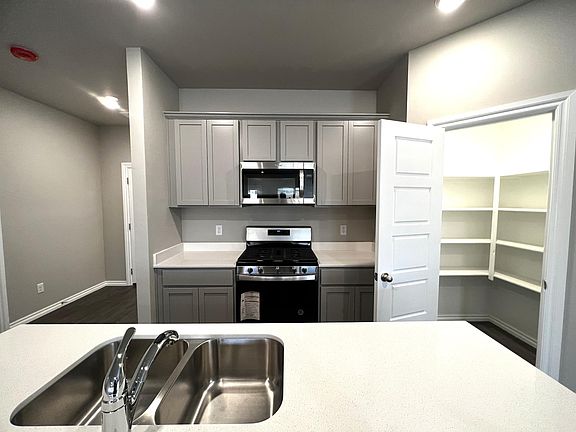 5th image of 2717 Dennis Dr