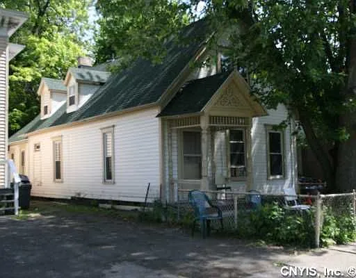 708 Laurel Street E