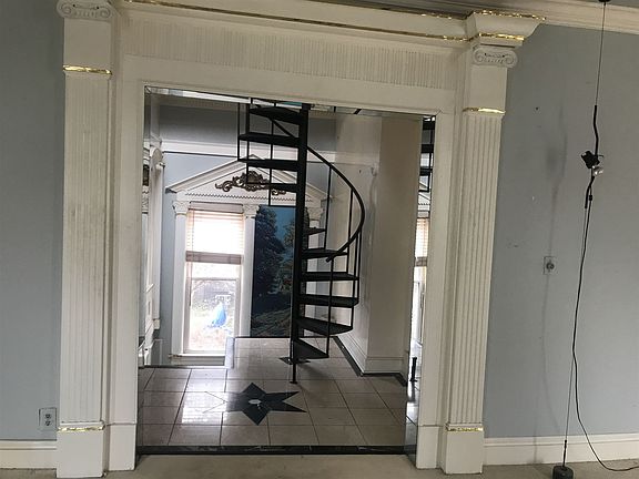 3rd image of 836 E Powell Ave