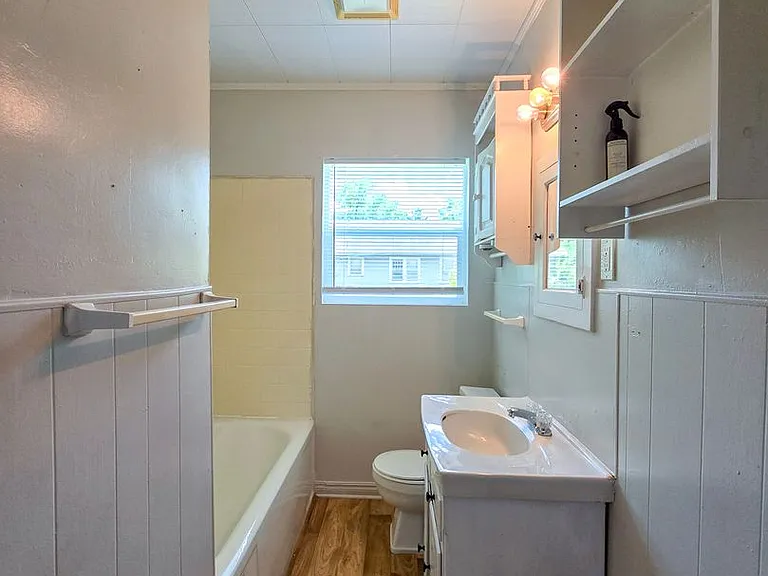 635 W Franklin St — Photo 16
