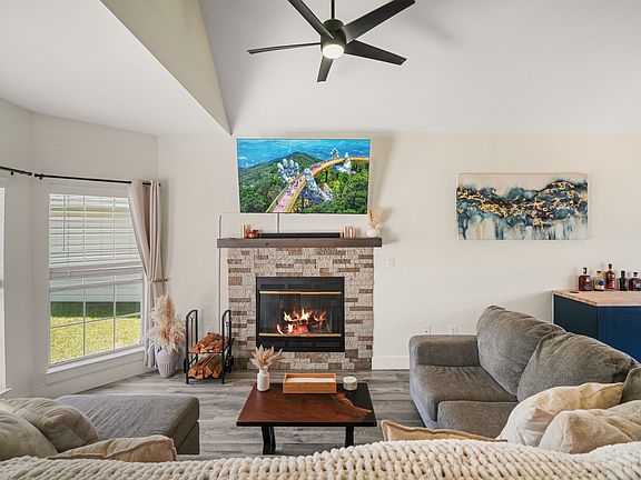 3rd image of 1860 Whispering Oaks Ln