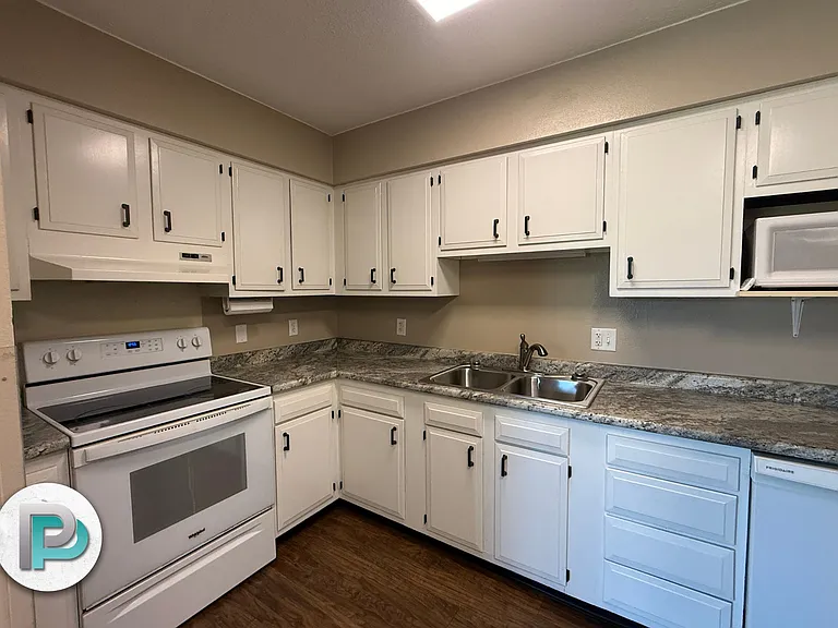801 Clover Ct #4 — Photo 6