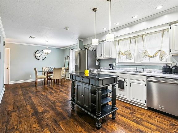 5th image of 5041 Oak Dr