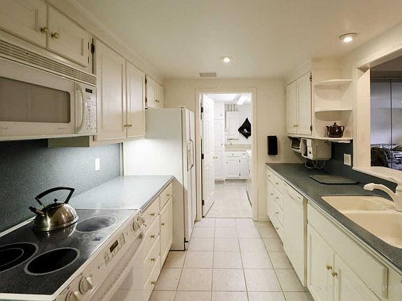 4th image of 3181 Charlevoix Dr SE Unit 208