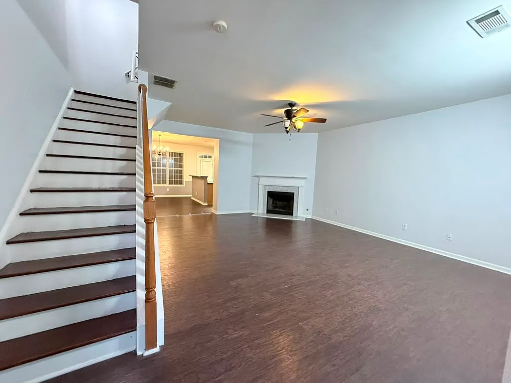 3 bed, 2.5 bath, 1520 sqft, $2,295 — Photo 3