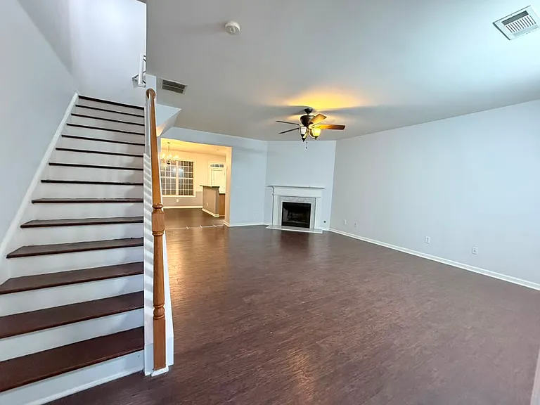 215 Galecrest Dr — Photo 3